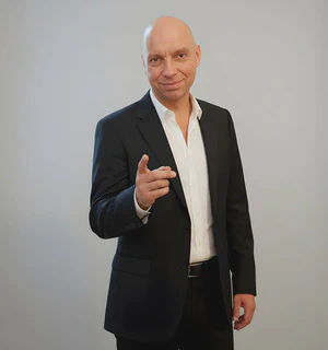 Portrait of AXEL MAGNUS, transformation expert and communication researcher at Inner Knowing